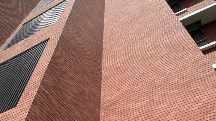 Institutional facade with mixed brick cladding, a finished project that begins with choosing the right layer of supplier.